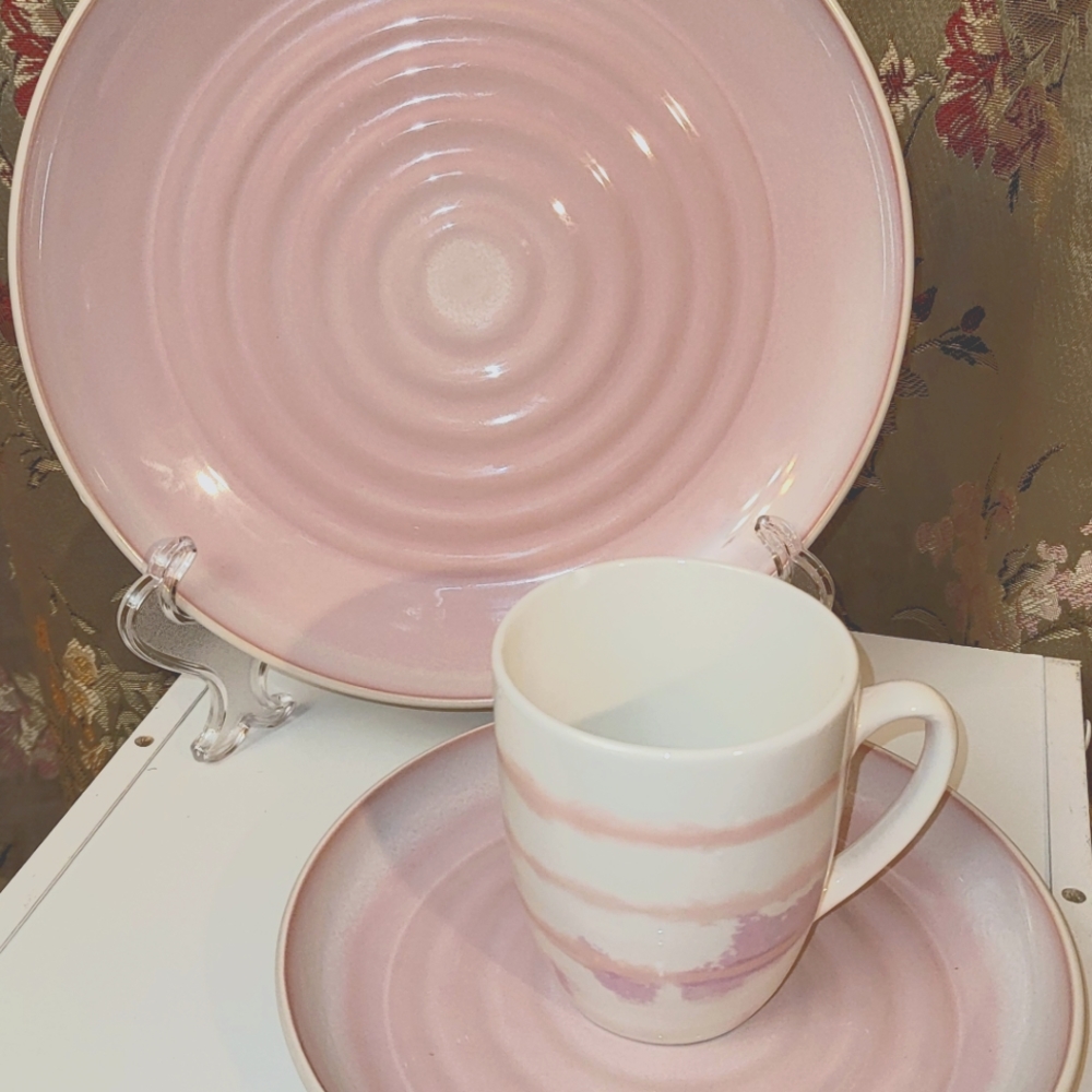 4 pc dinnerware set - Picture 2 of 2
